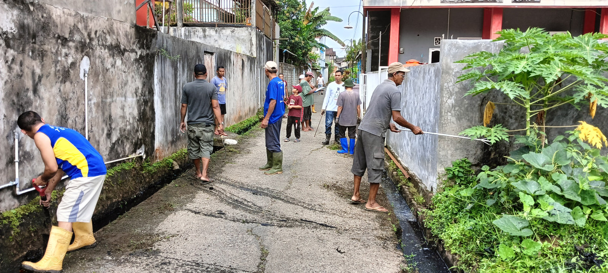 pembersihan Drainase seluruh GG RT.06