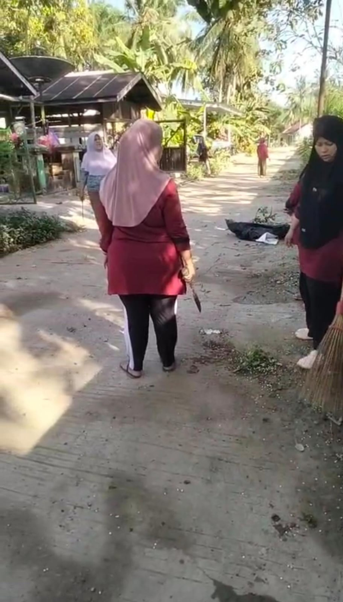 KEGIATAN GOTONG ROYONG PENYEMPROTAN & PEMBERSIHAN RUMPUT DI AREA RT.11