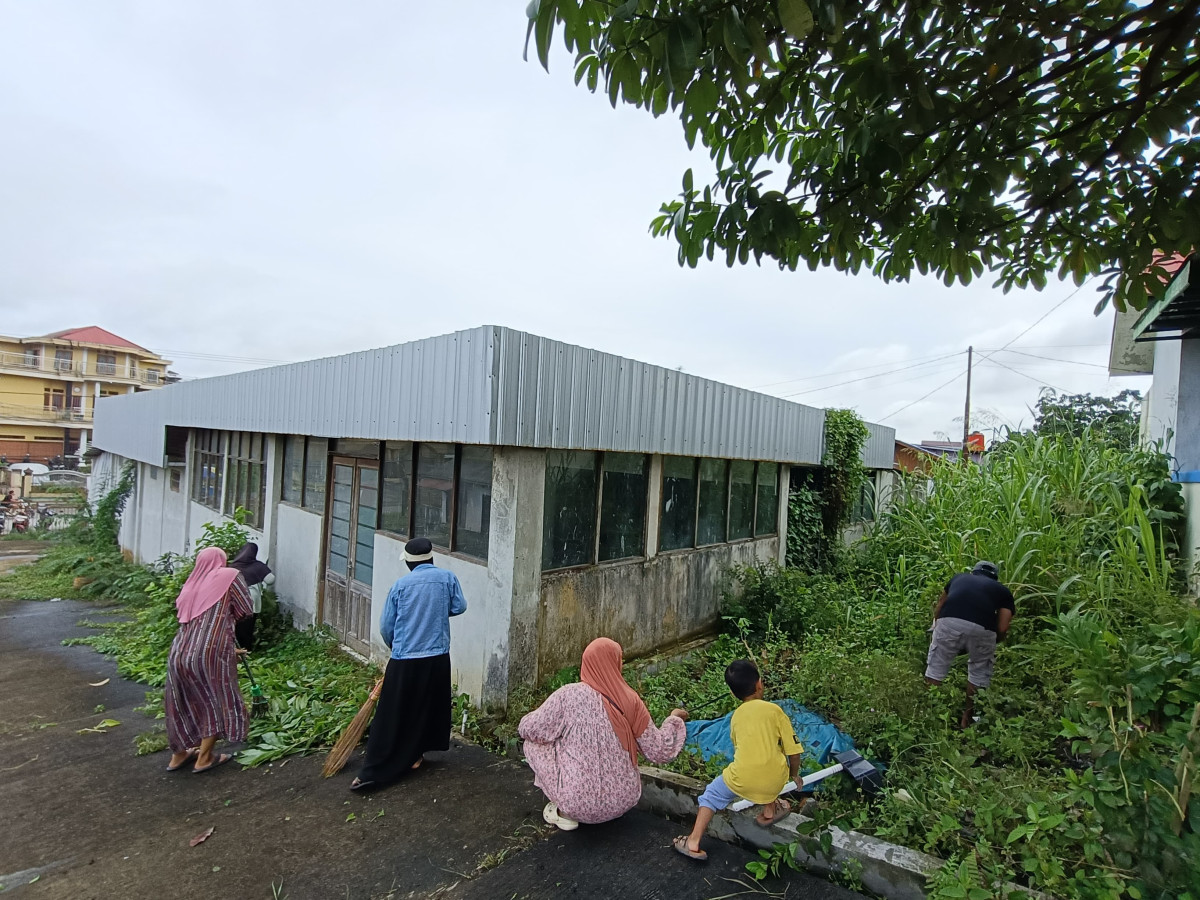 Kegiatan Gotong-Royong di Area Posyandu