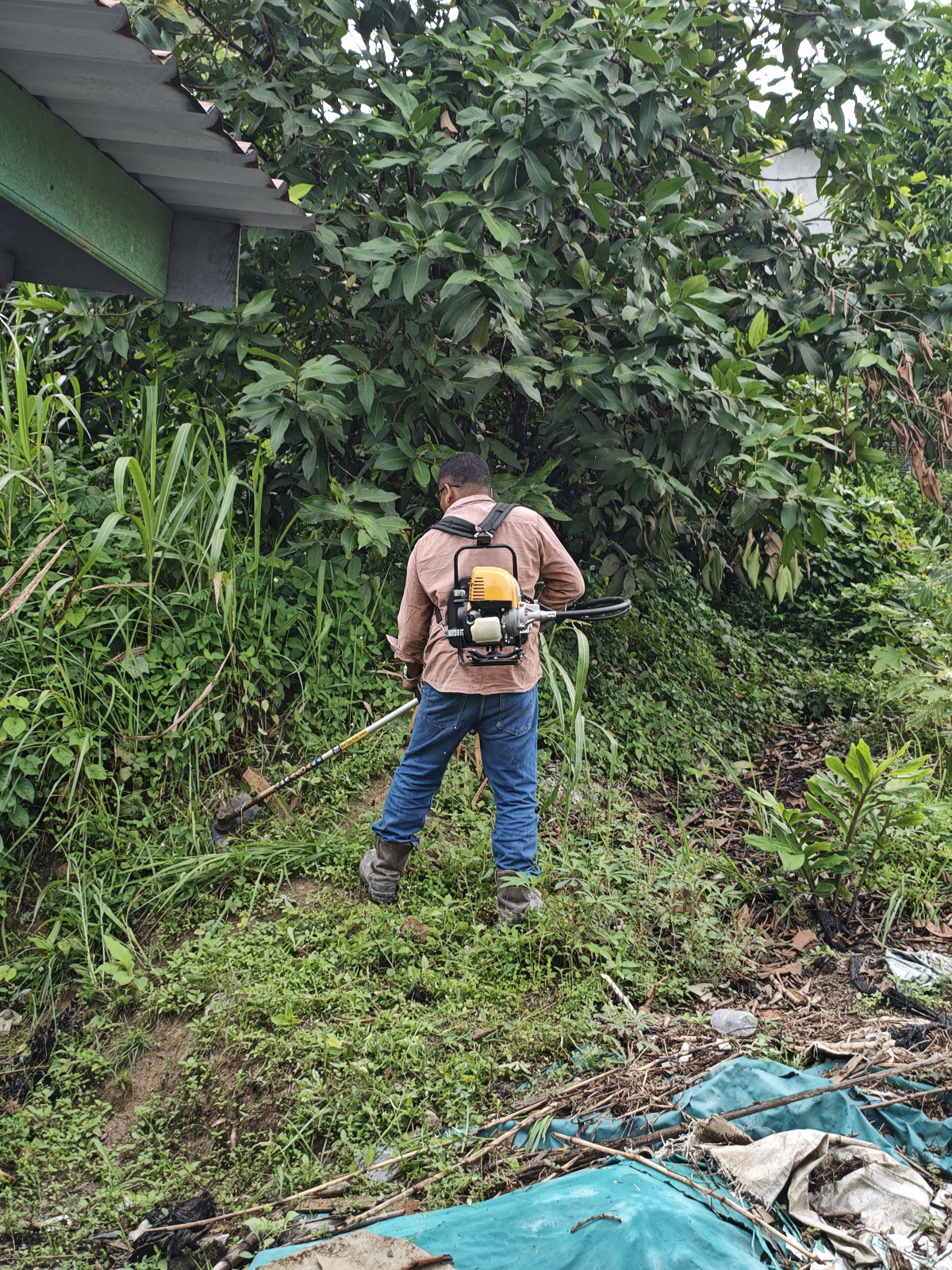 Kegiatan Gotong Royong Pemotongan Rumput & pembersihan sampah di area Posyandu RT. 11