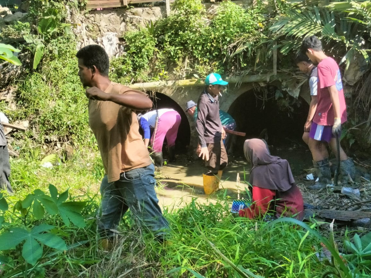 Kegiatan pembersihan gorong gorong saluran air sungai depan kompi Batalyon awang long rt. 11