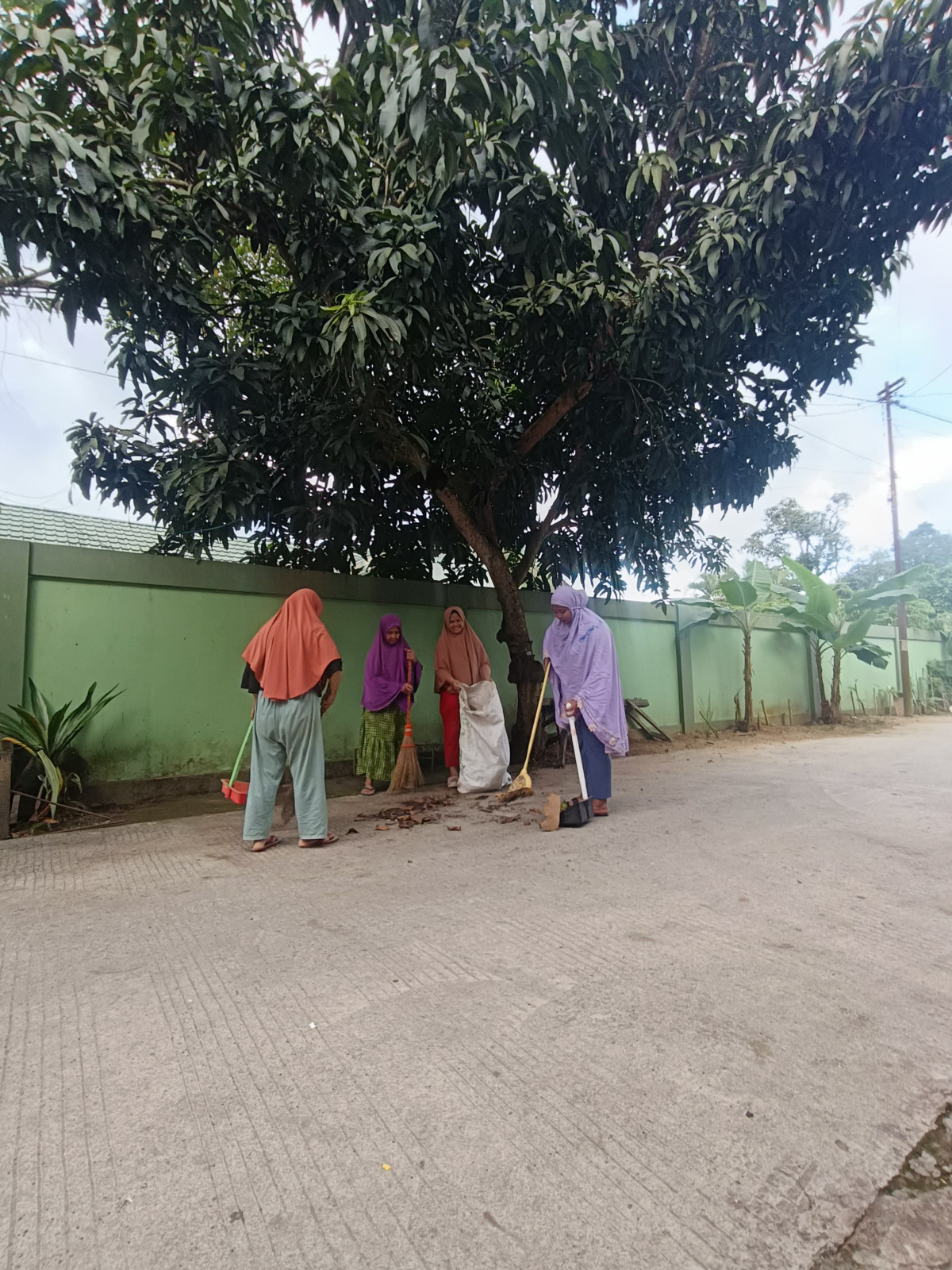 Gotong Royong pembersihan sampah & Rumput