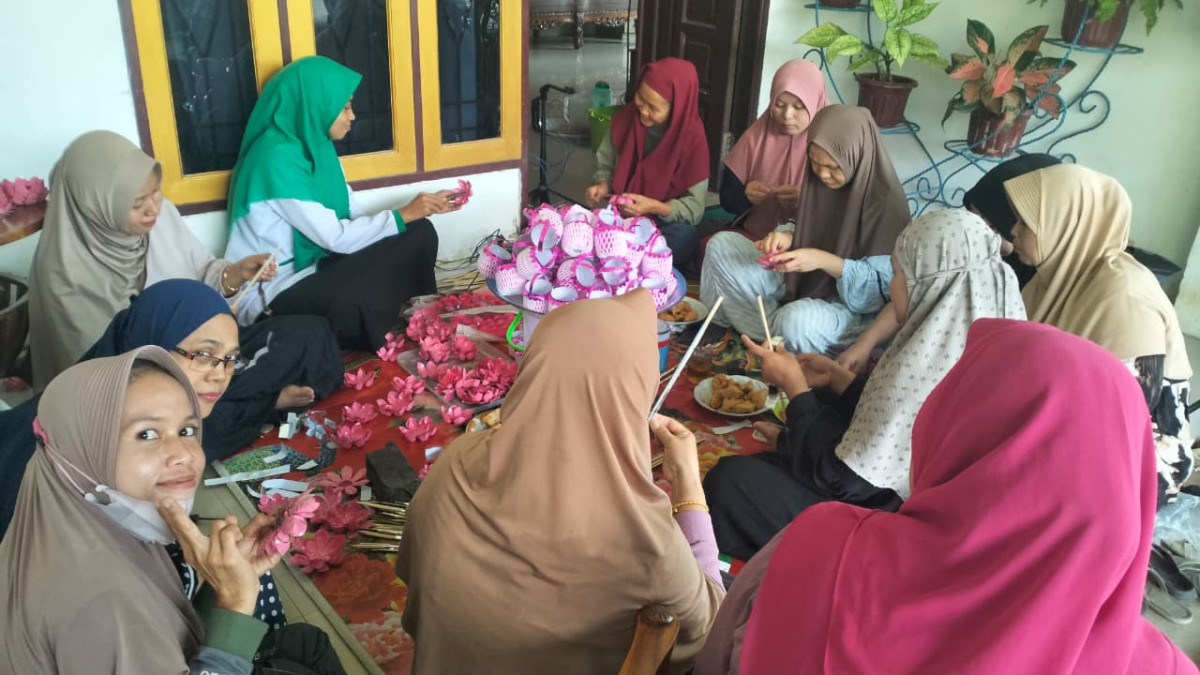 KEGIATAN GOTONG ROYONG PEMBUATAN TEMPAT TELOR HIAS RT 11
