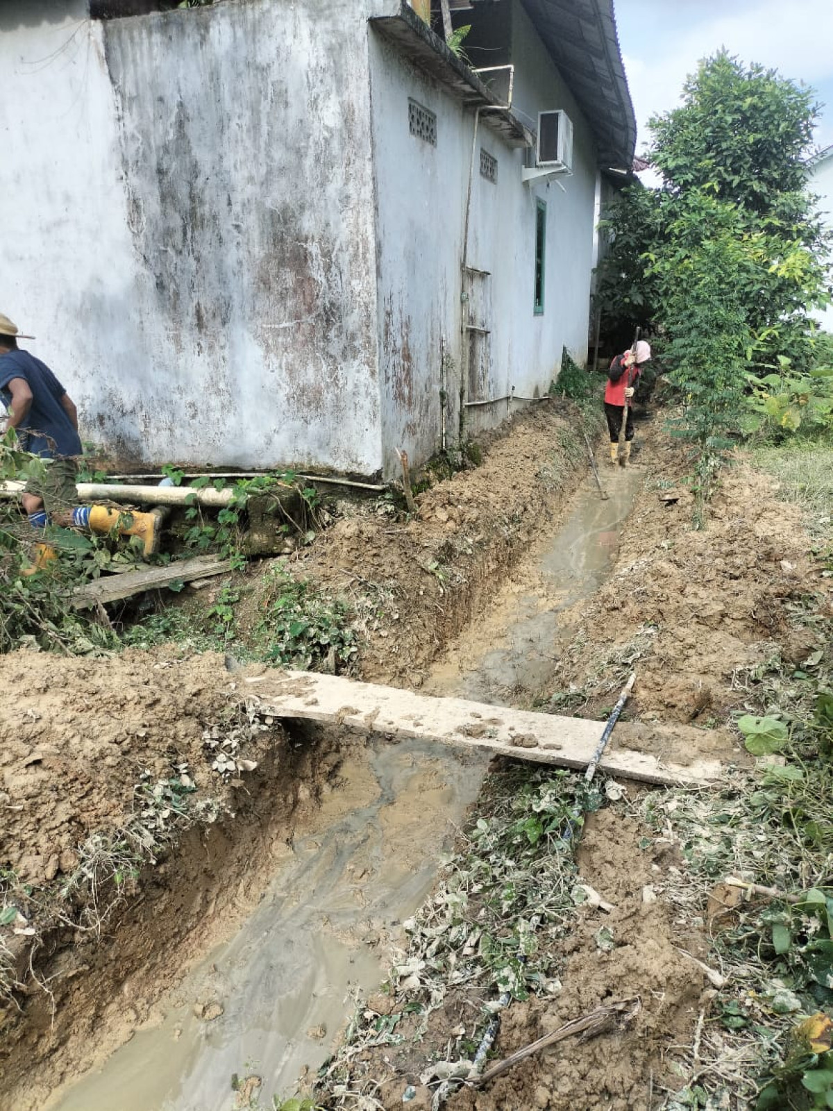 Kegiatan Gotong Royong di GG. H Saleh Pemotongan Rumput & Pembersihan saluran air yg akan dibuat drainase