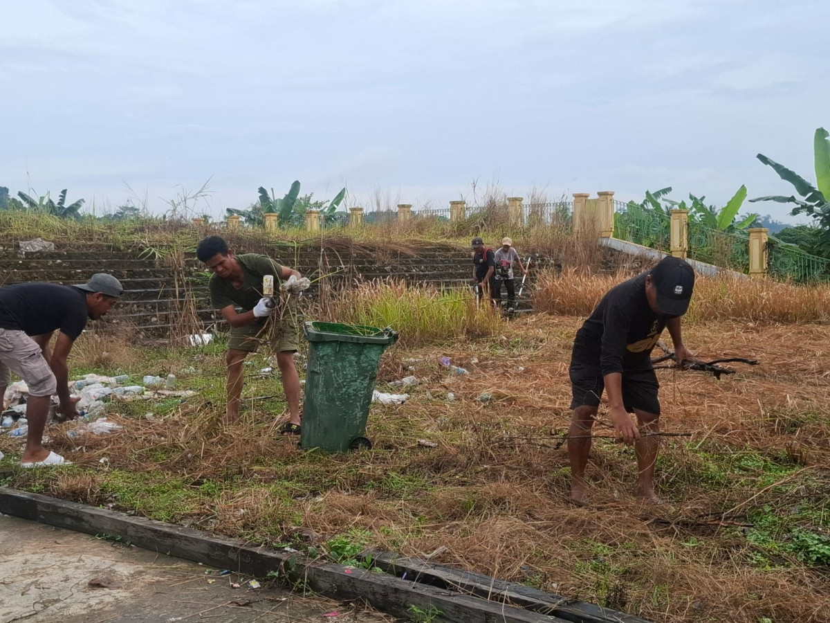 Gotong Royong di Mesjid dan Area mesjid Addarul Aman
