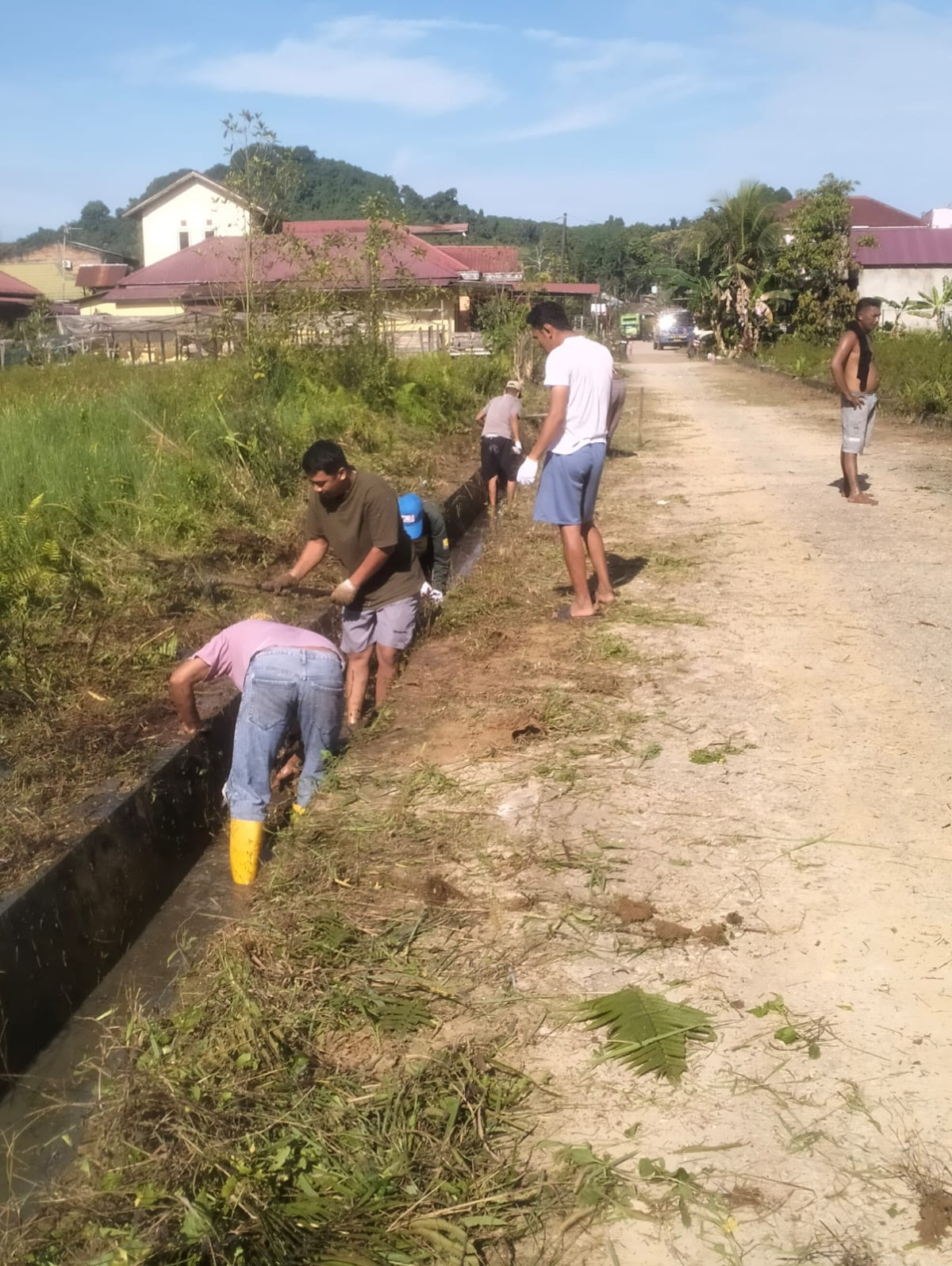 Gotong-Royong Pembersihan Saluran Drainase dari sampah & Rumput serta pemotongan rumput di gg. Kebun Raya & dekat lahan H. Muhyar