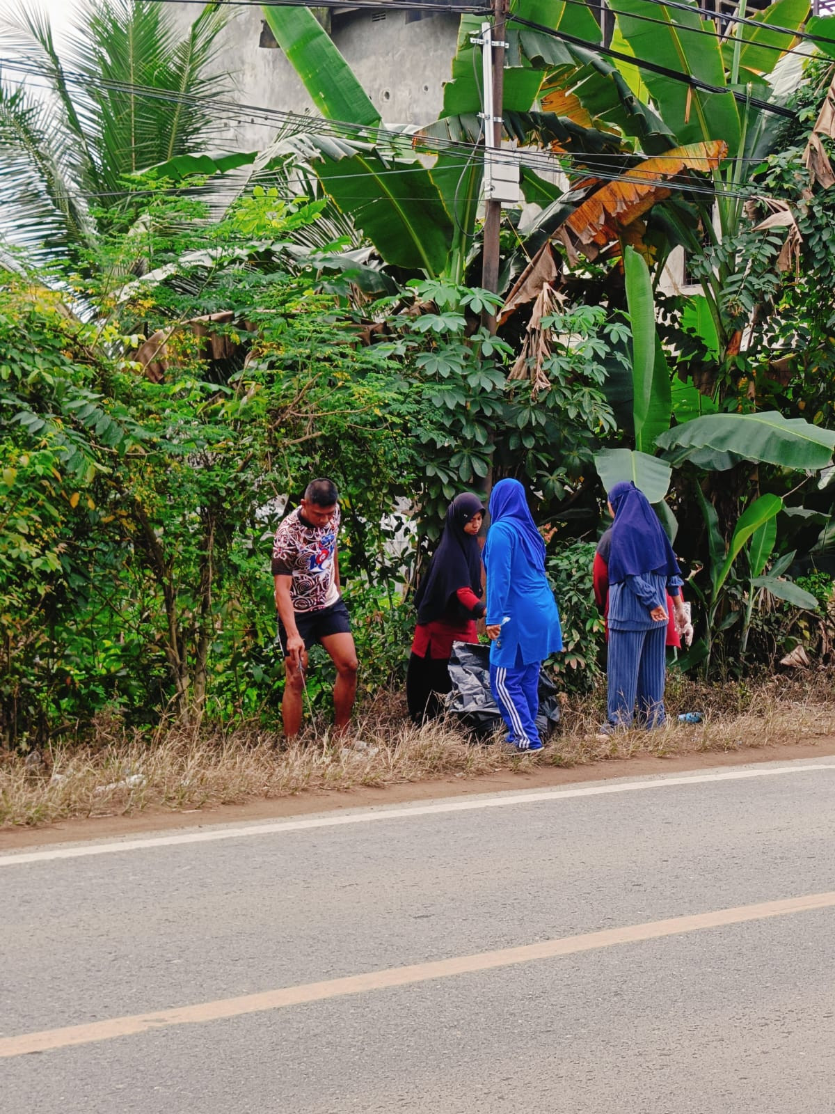 Kegiatan gotong royong di Area GG.kebun Raya & Sepanjang jalan Area RT.11