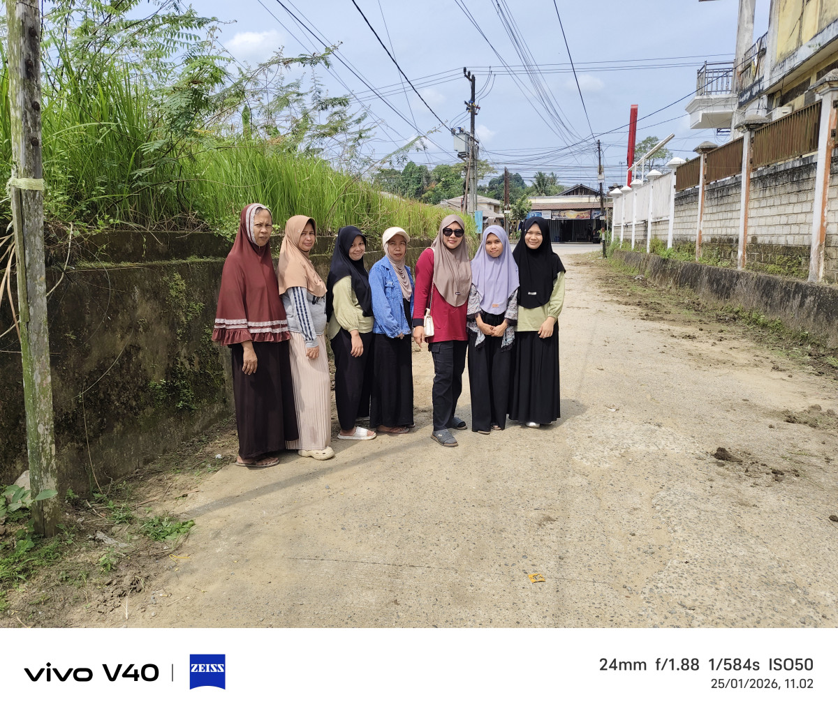 GOTONG-ROYONG PEMOTONGAN RUMPUT DAN PEMBERSIHAN SAMPAH DI AREA JALAN RAYA & KEBUN RAYA RT11