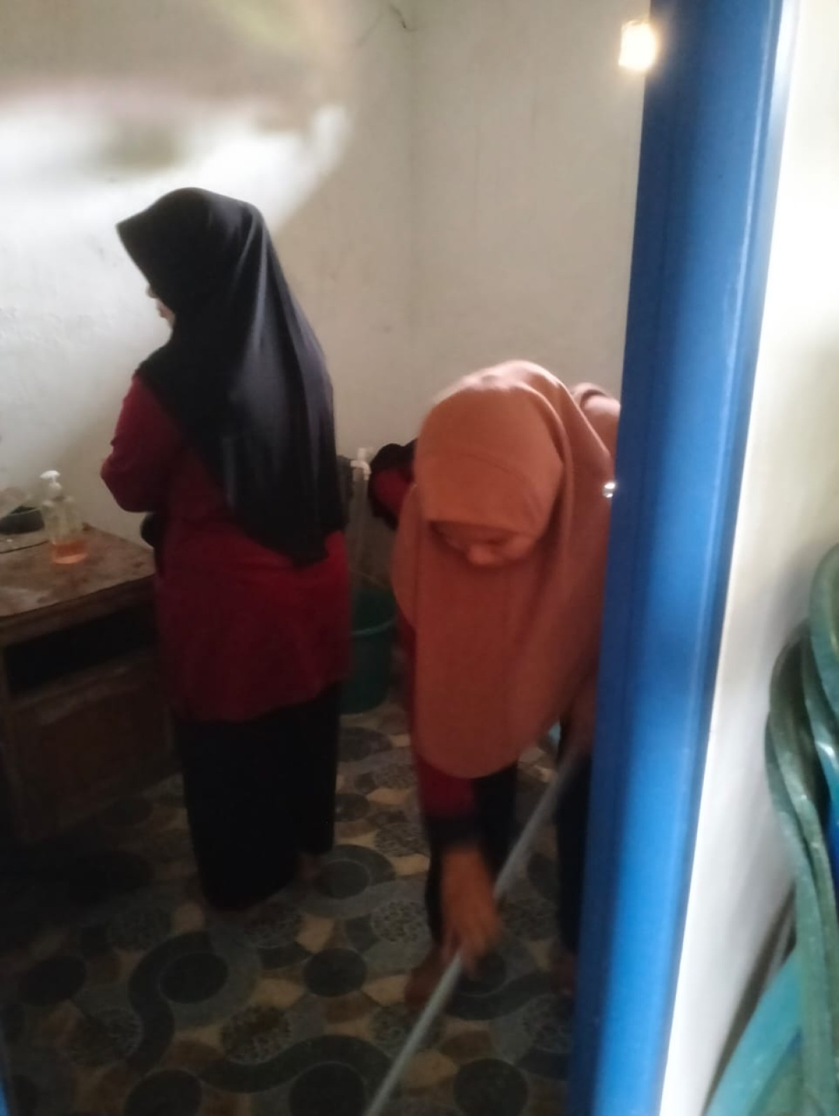 Penebasan Rumput di area Posyandu & pembersihan area dalam posyandu