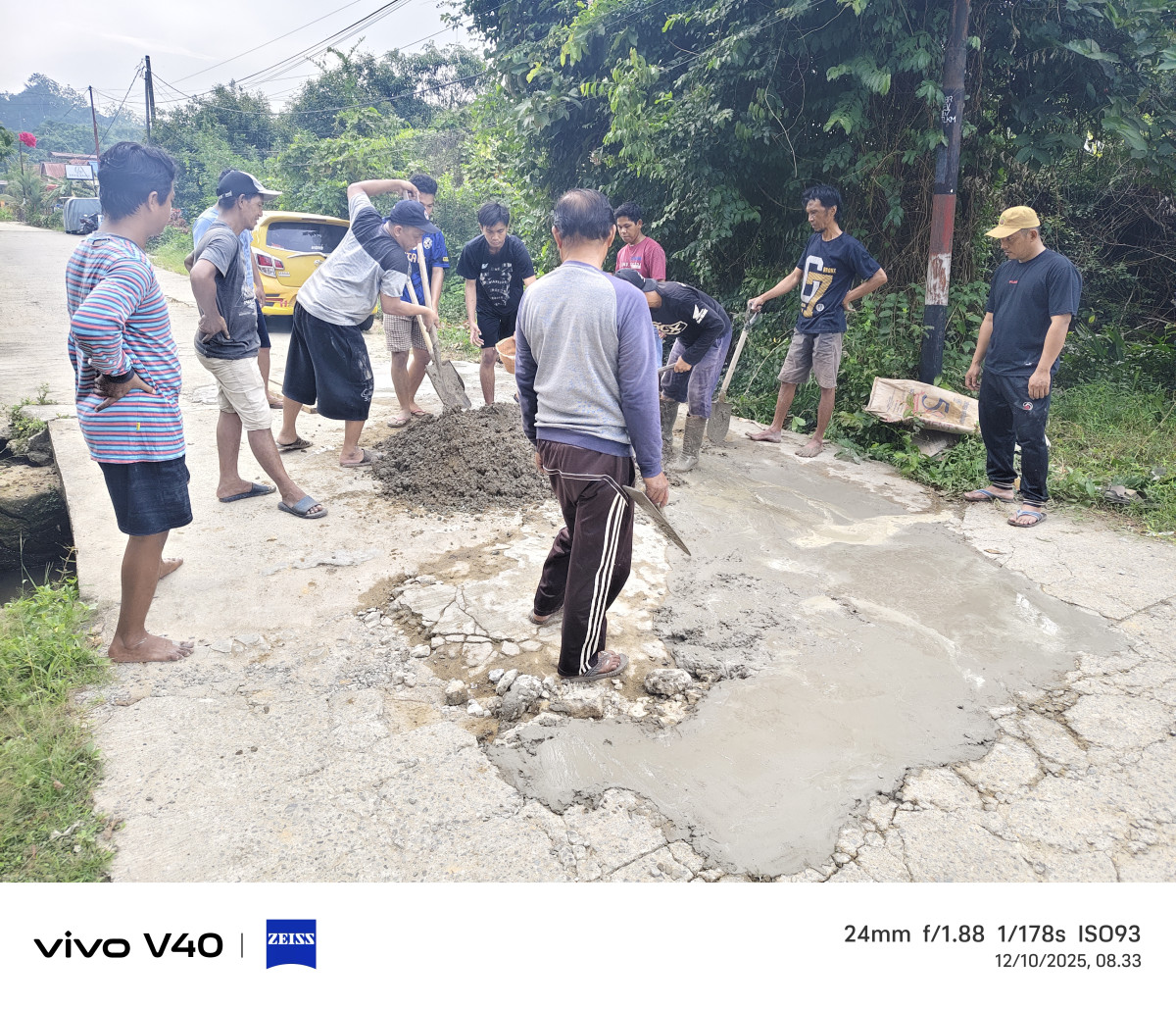 Penambalan/pengecoran jalan rusak & pembersihan Rumput di gg. Kebun raya
