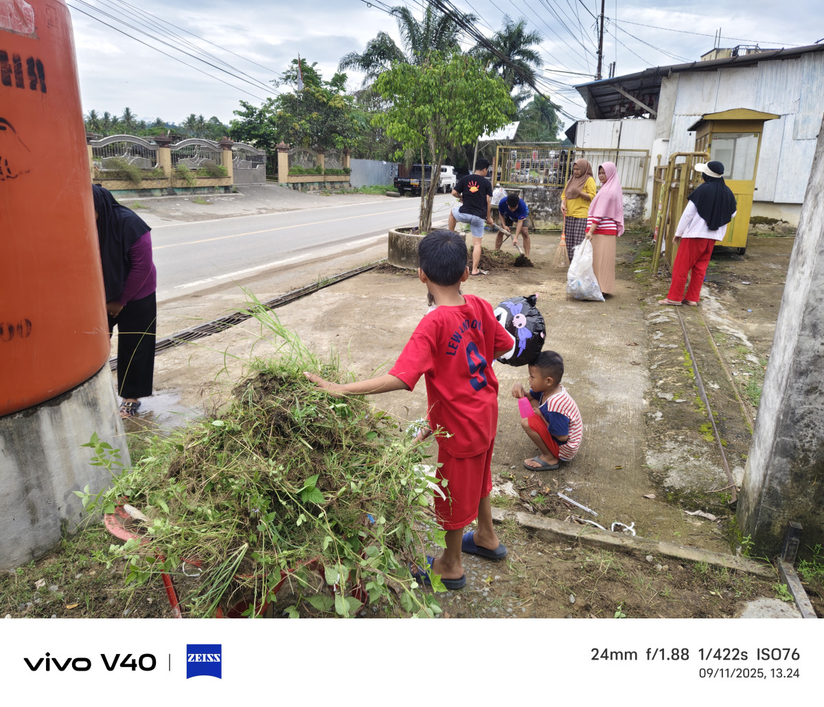 Kegiatan Gotong Royong pembersihan sampah dan rumput liar di area depan mesjid & area sekitar posyandu rt. 11