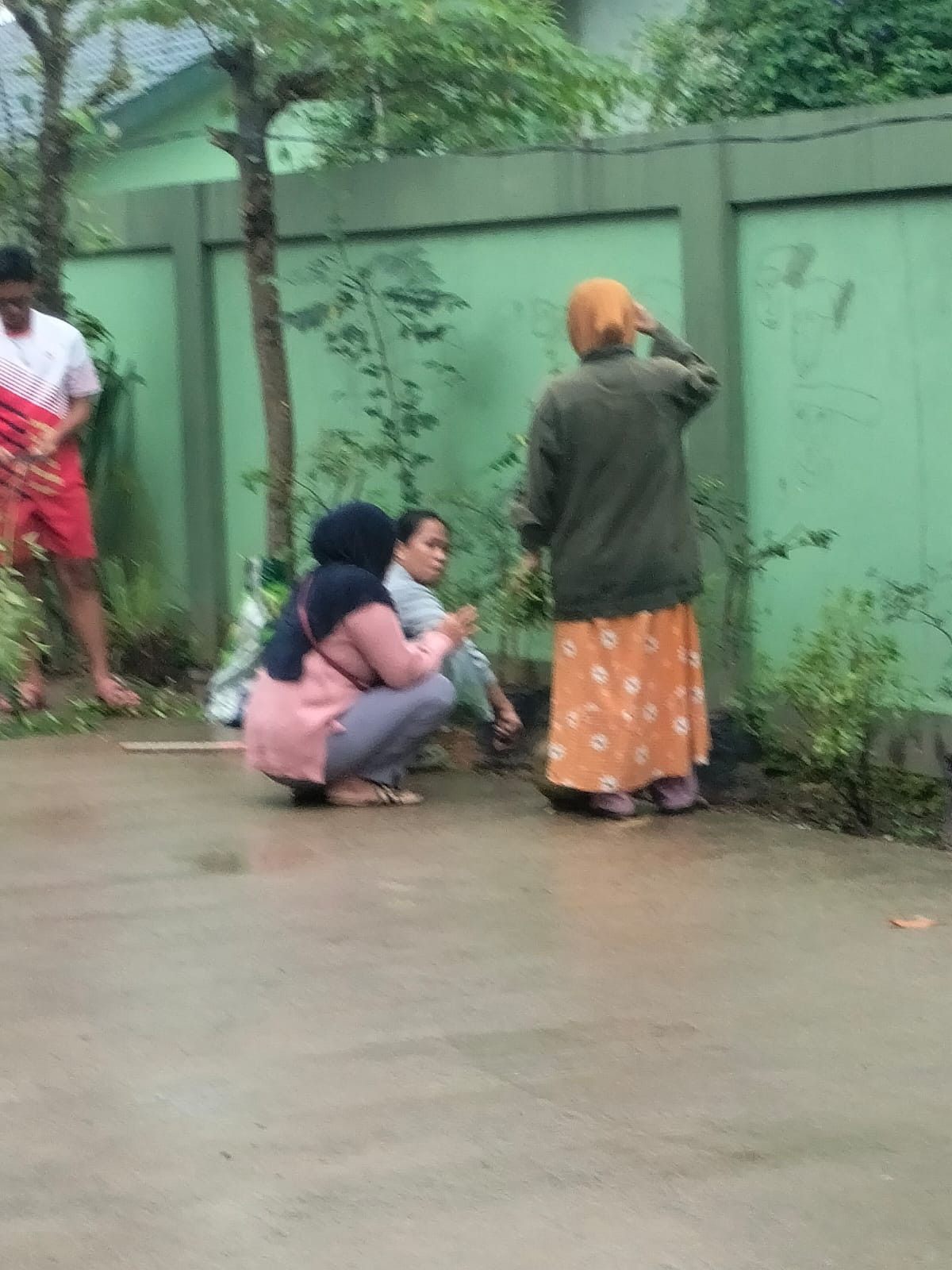 KEGIATAN GOTONG ROYONG PENYEMPROTAN, PEMBERSIHAN DRAINASE & RUMPUT DI AREA RT.11