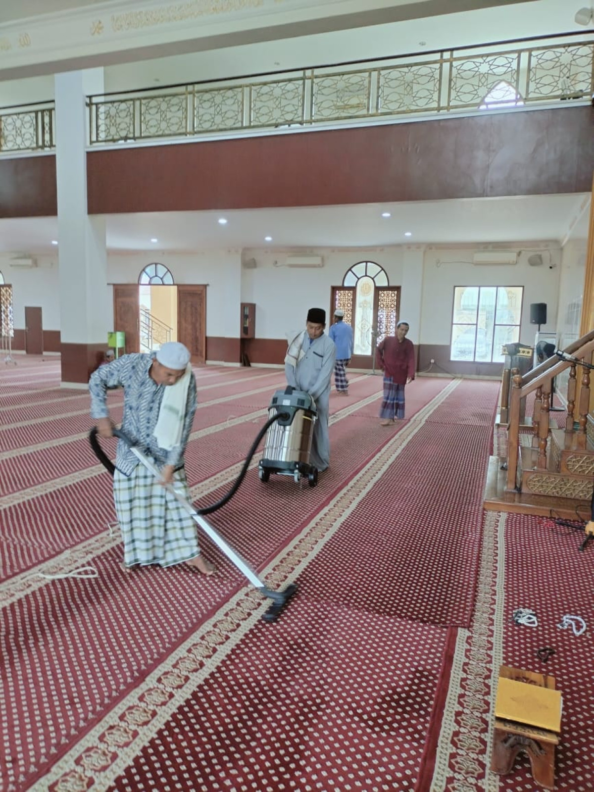 Kegiatan gotong royong di area mesjid ad Darul Aman