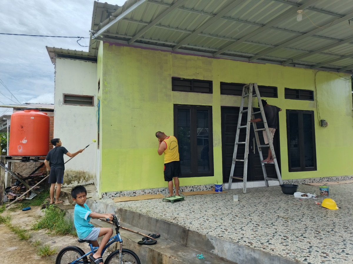 Kegiatan renovasi posyandu dan pembersihan parit