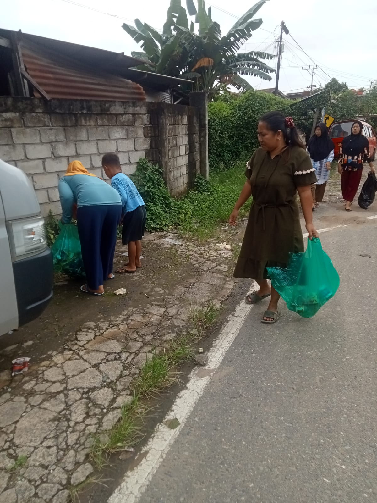 Gotong Royong Membersihkan Lingkungan RT.01 dan Menyortir Sampah