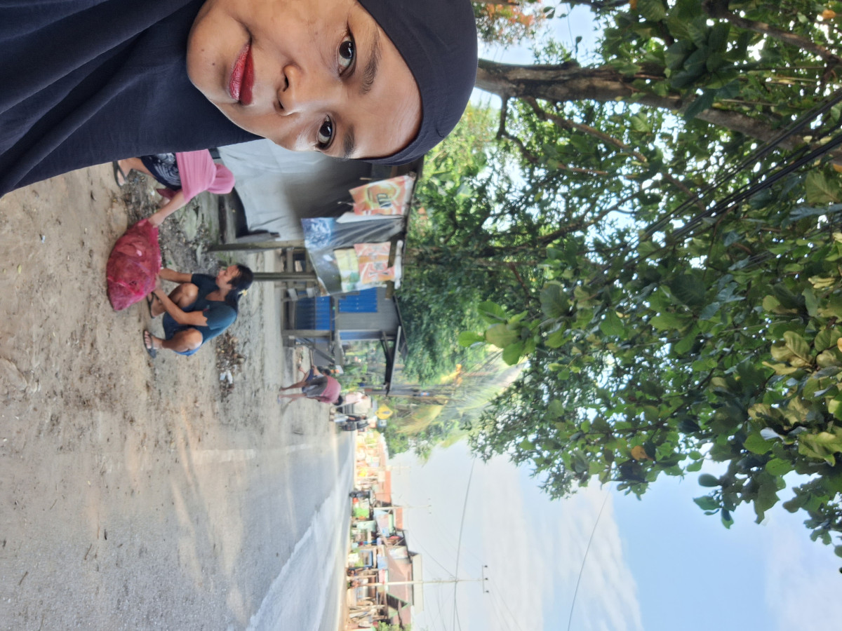 Membersihkan bekas giat pemilu di TPS 01 (SLJ)sekitaran