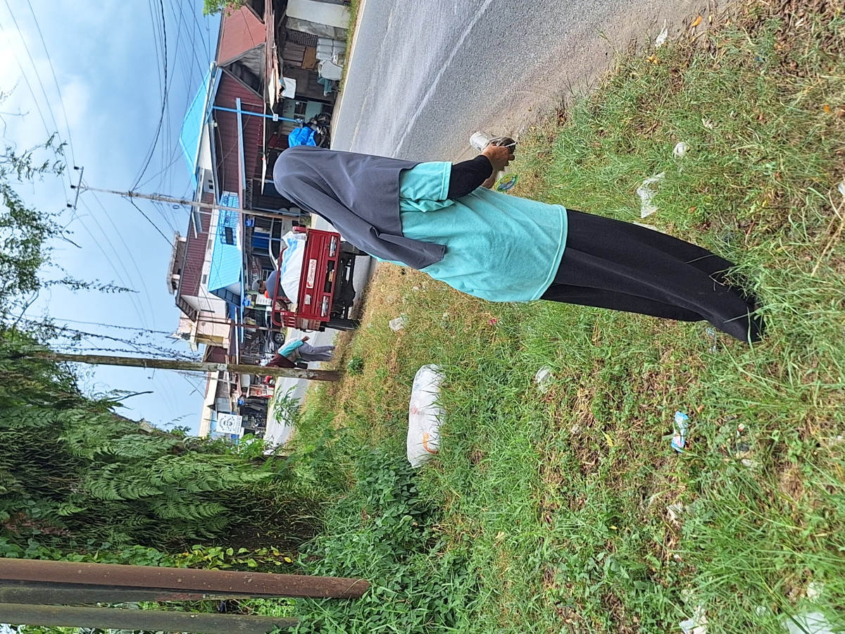 Memungut sampah plastik