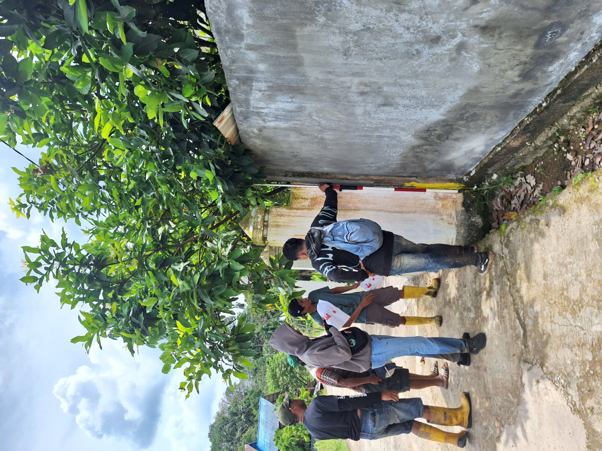Pemangkasan pohon di depan sumalindo area rt.02