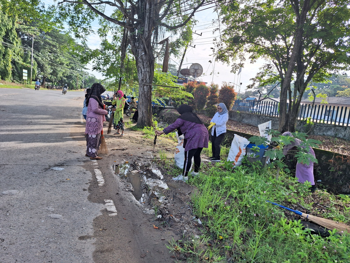 Memebersihkan sampah plastik area rt.02