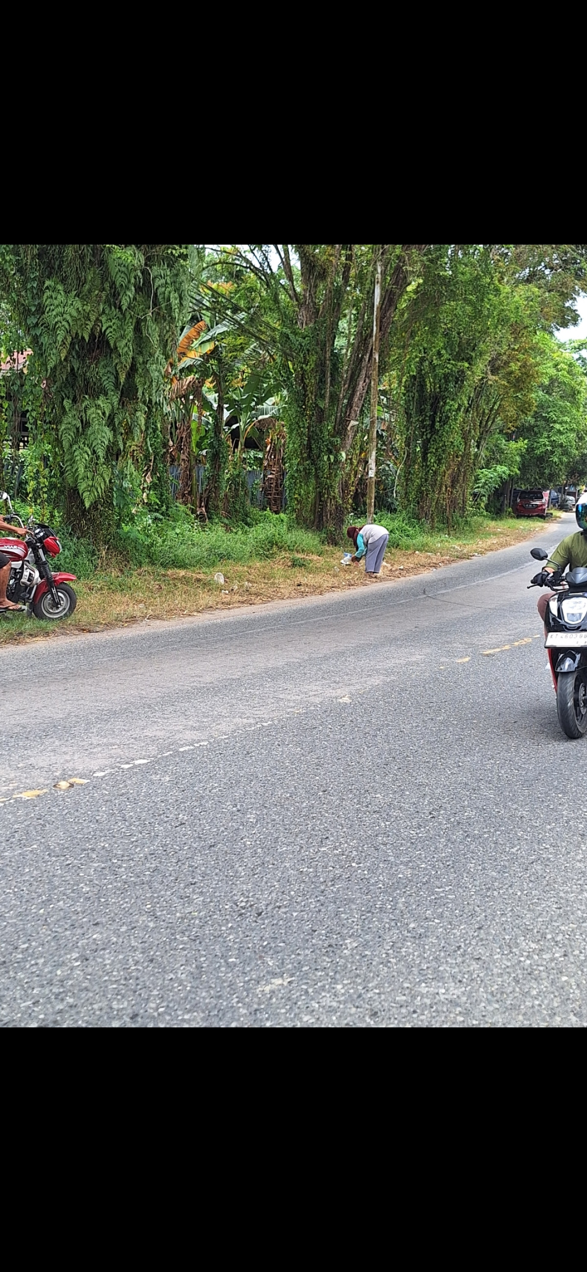 Bersih2 jalanan sekitar di RT 02