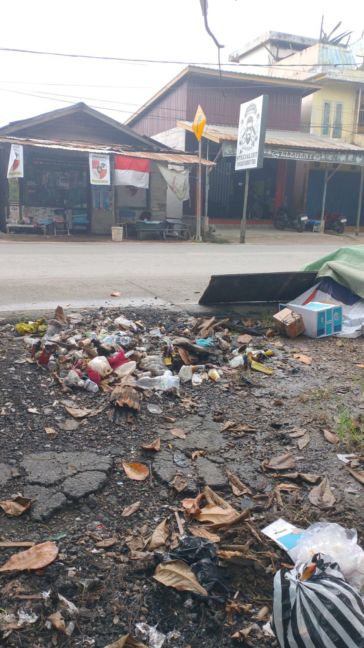 Bersihkan daun kering samping poskamling