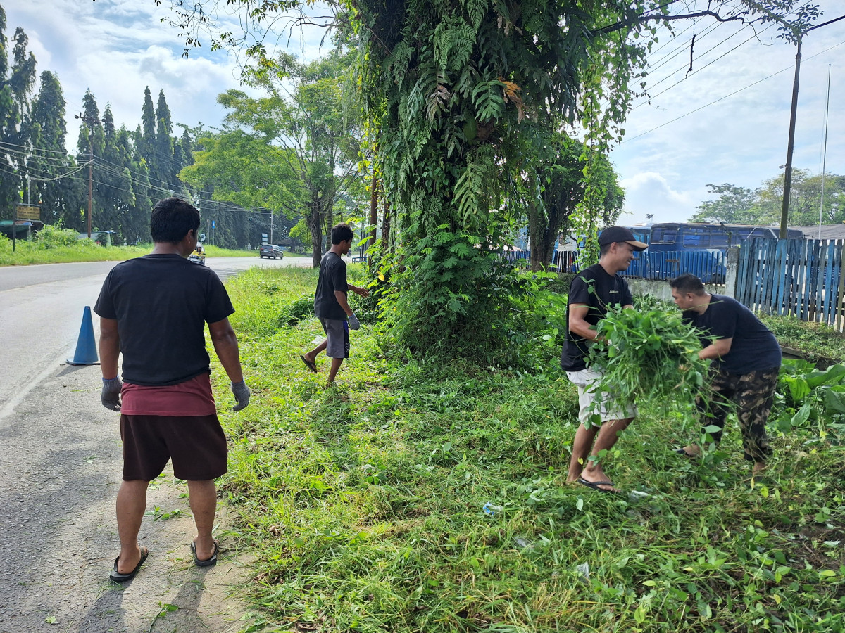 Memotong rumput sekitaran rt.02