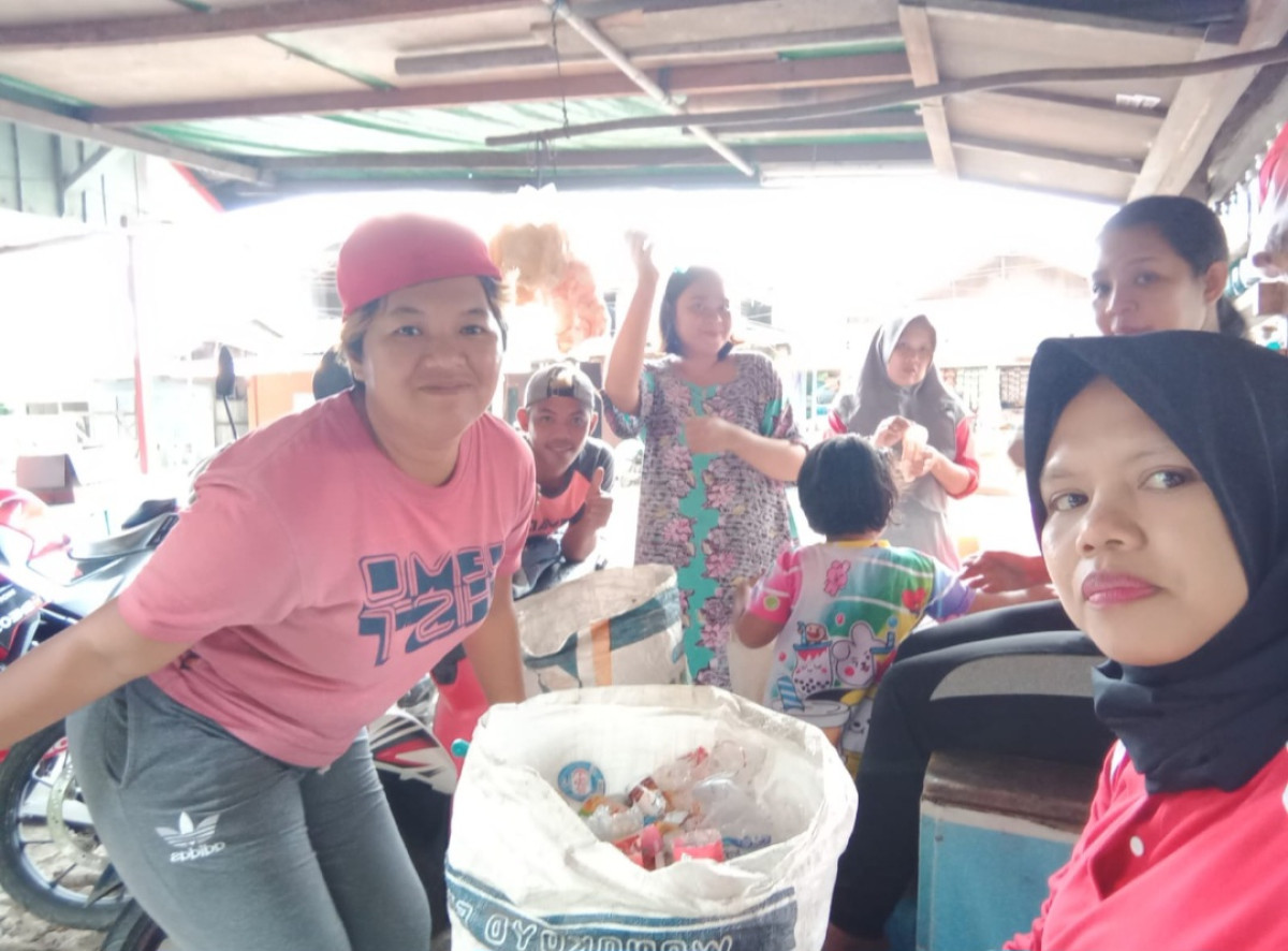 Memilah sampah plastik