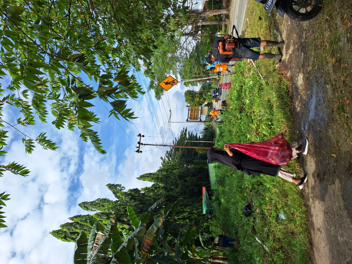 Memungut sampah plastik depan sumalindo