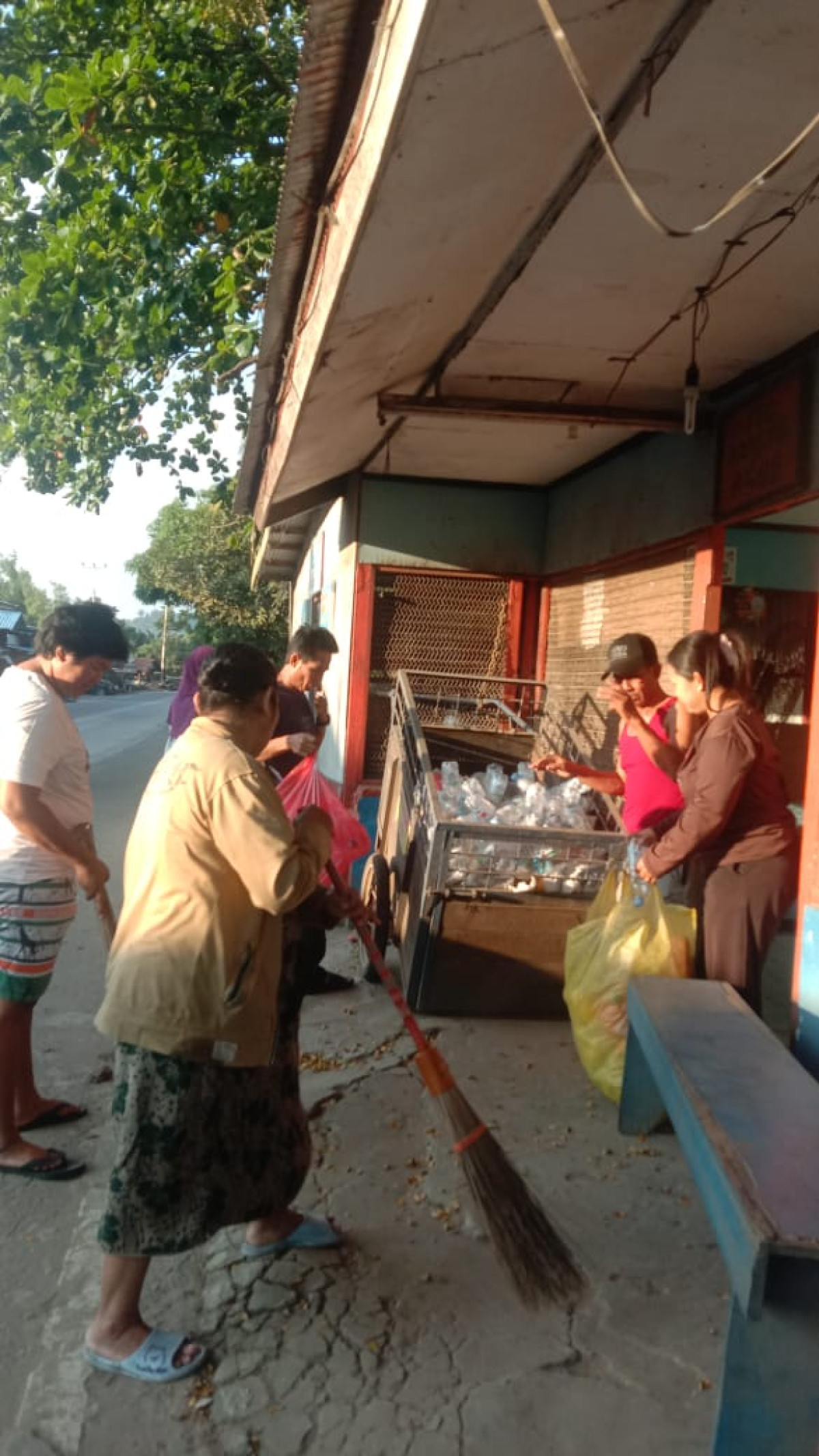 Memilah sampah plastik