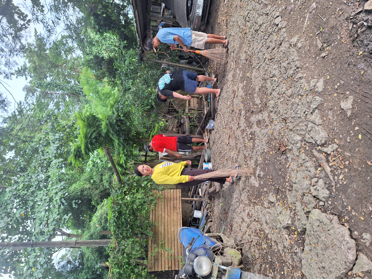 Membersihkan parit wilayah rt.02