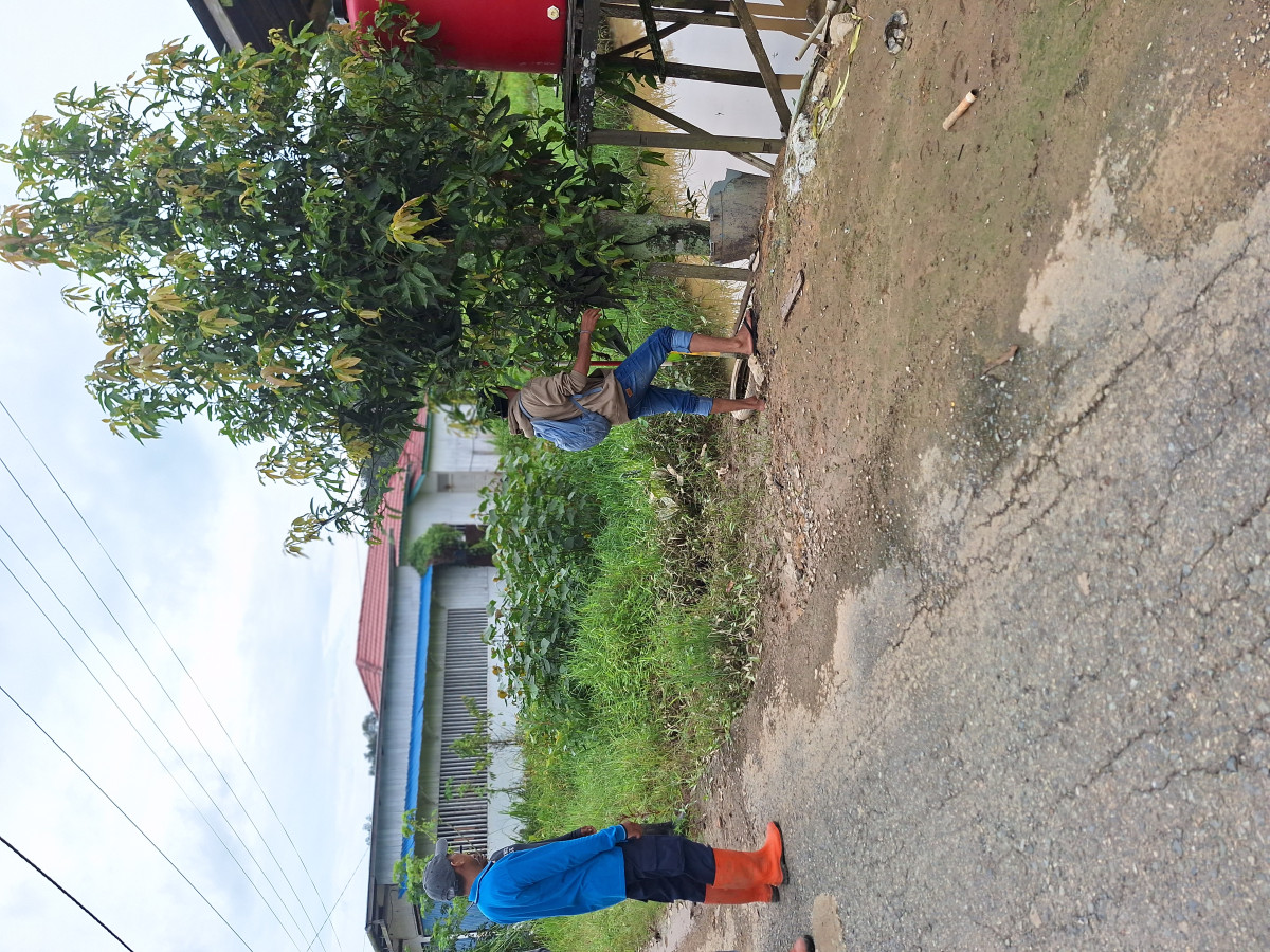 Gotong royong sekitaran Mes sumalindo