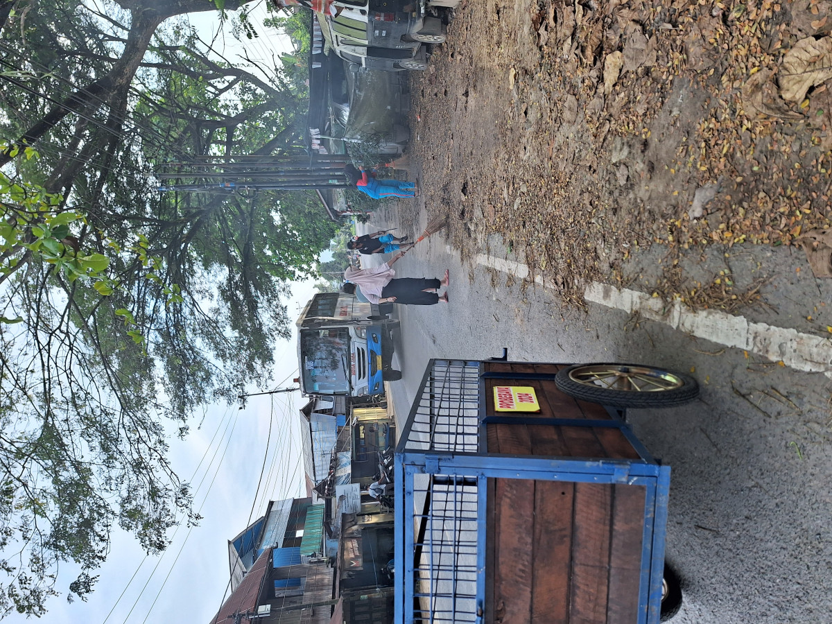 Menyapu daun kering sekitaran Rt.02