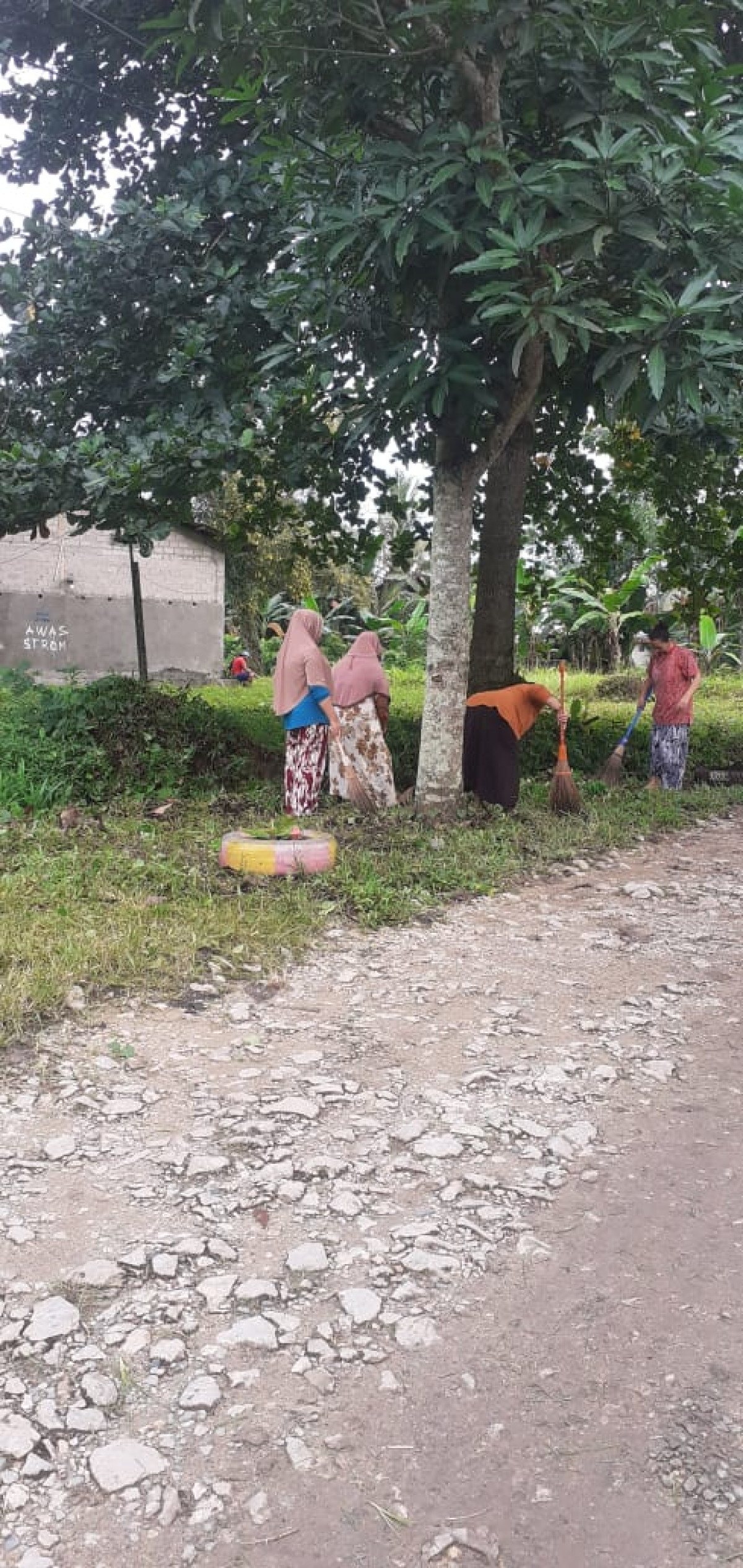 Gotong Royong di Lingkungan RT03