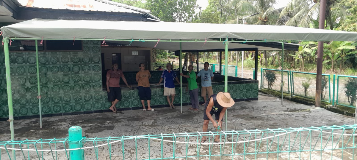 Gotong Royong di Lingkungan RT03 Mempersiapkan IDUL ADHA