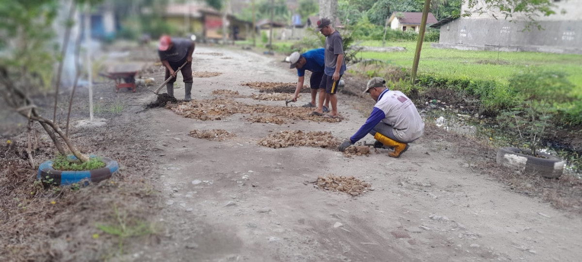 Gotong Royong di Lingkungan RT03