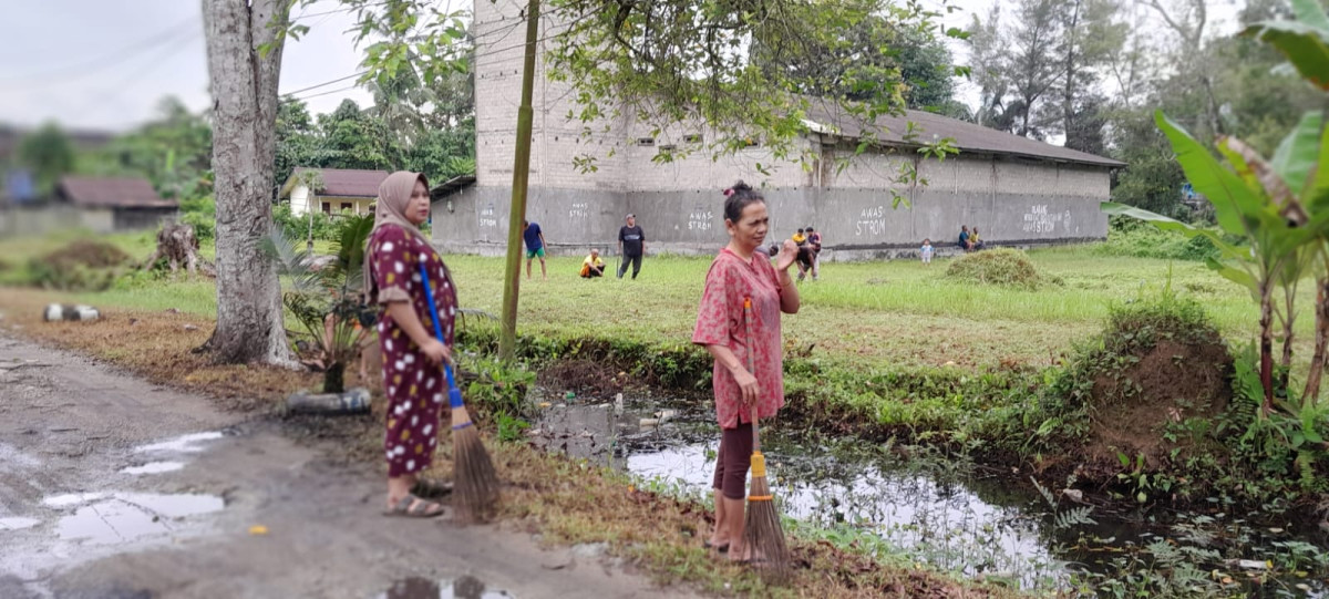 Gotong Royong di Lingkungan RT03