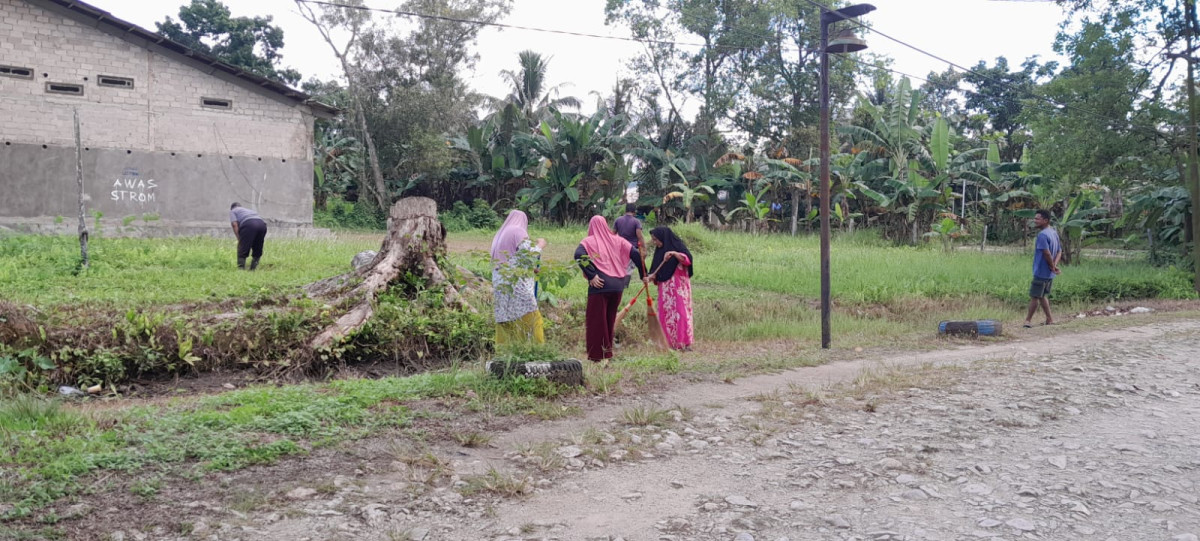 Gotong Royong di Lingkungan RT03