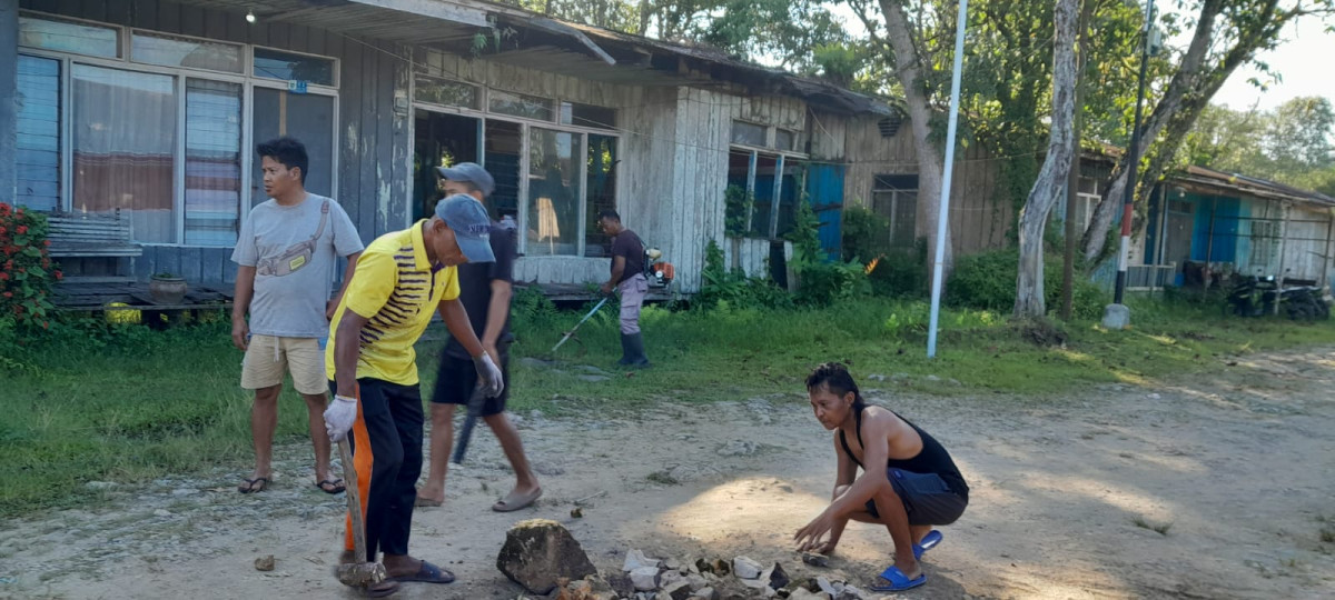 Gotong Royong di Lingkungan RT03