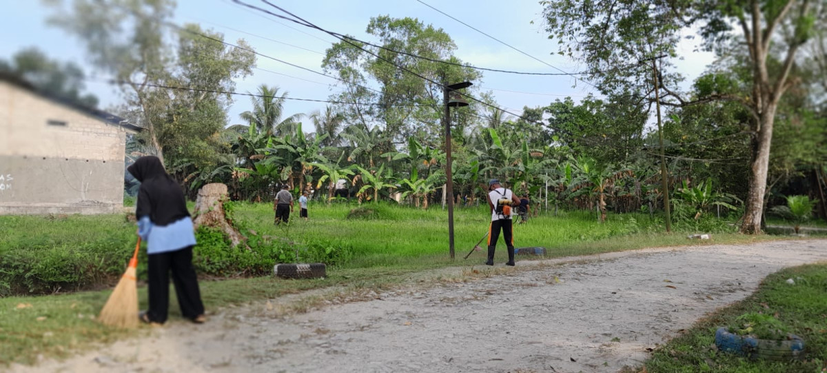 Gotong Royong di Lingkungan RT03
