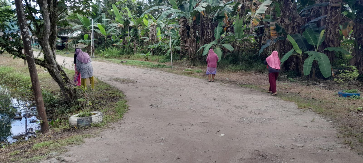 Gotong Royong di Lingkungan RT03