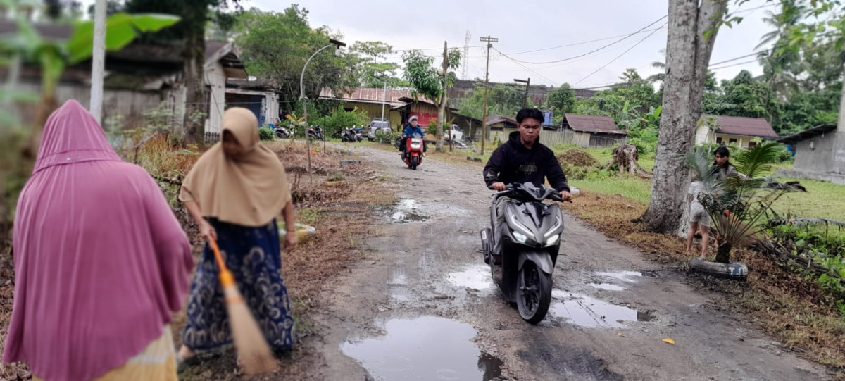 Gotong Royong di Lingkungan RT03