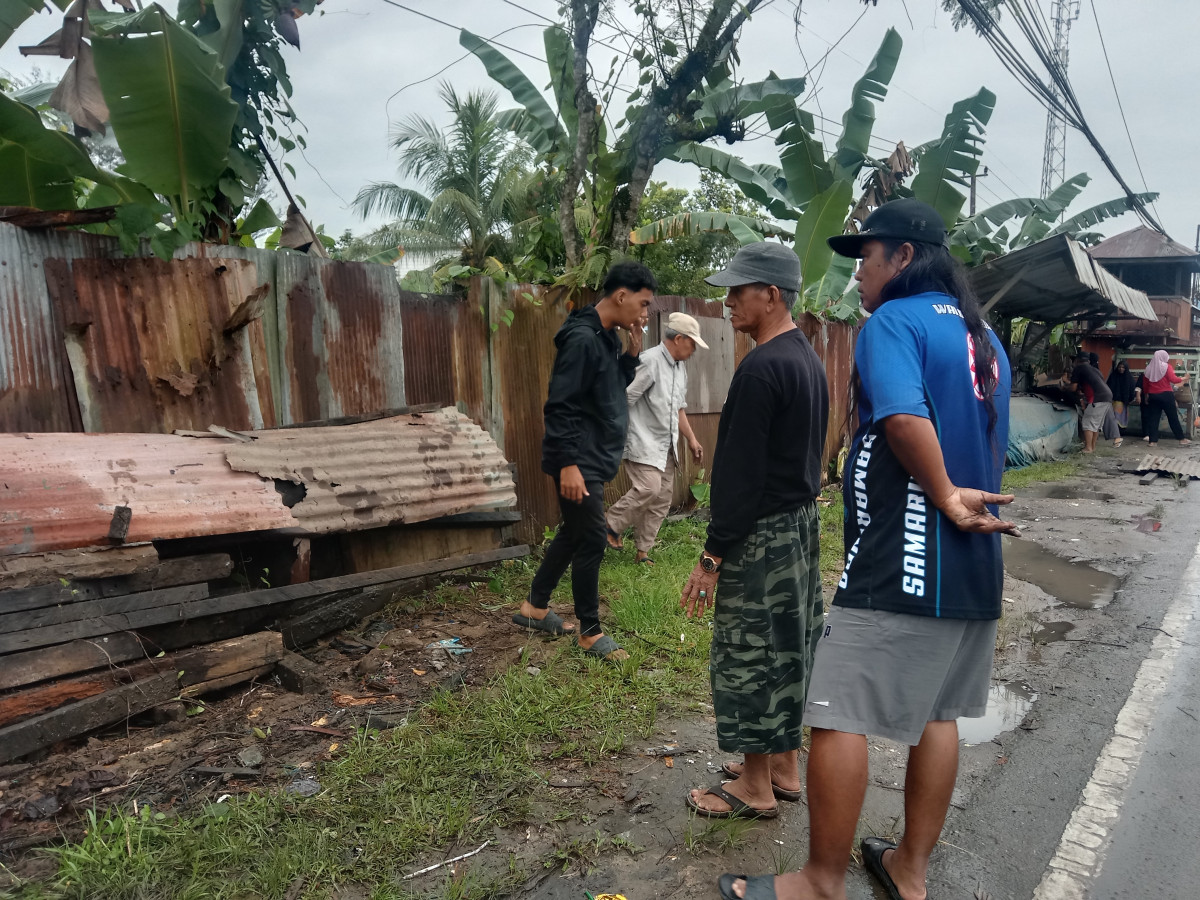 Gotong royong sekitar jalan rt 04