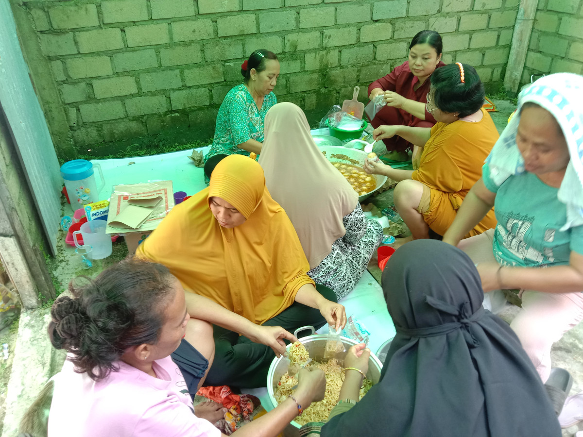 Gotong royong memasak untuk korban banjir