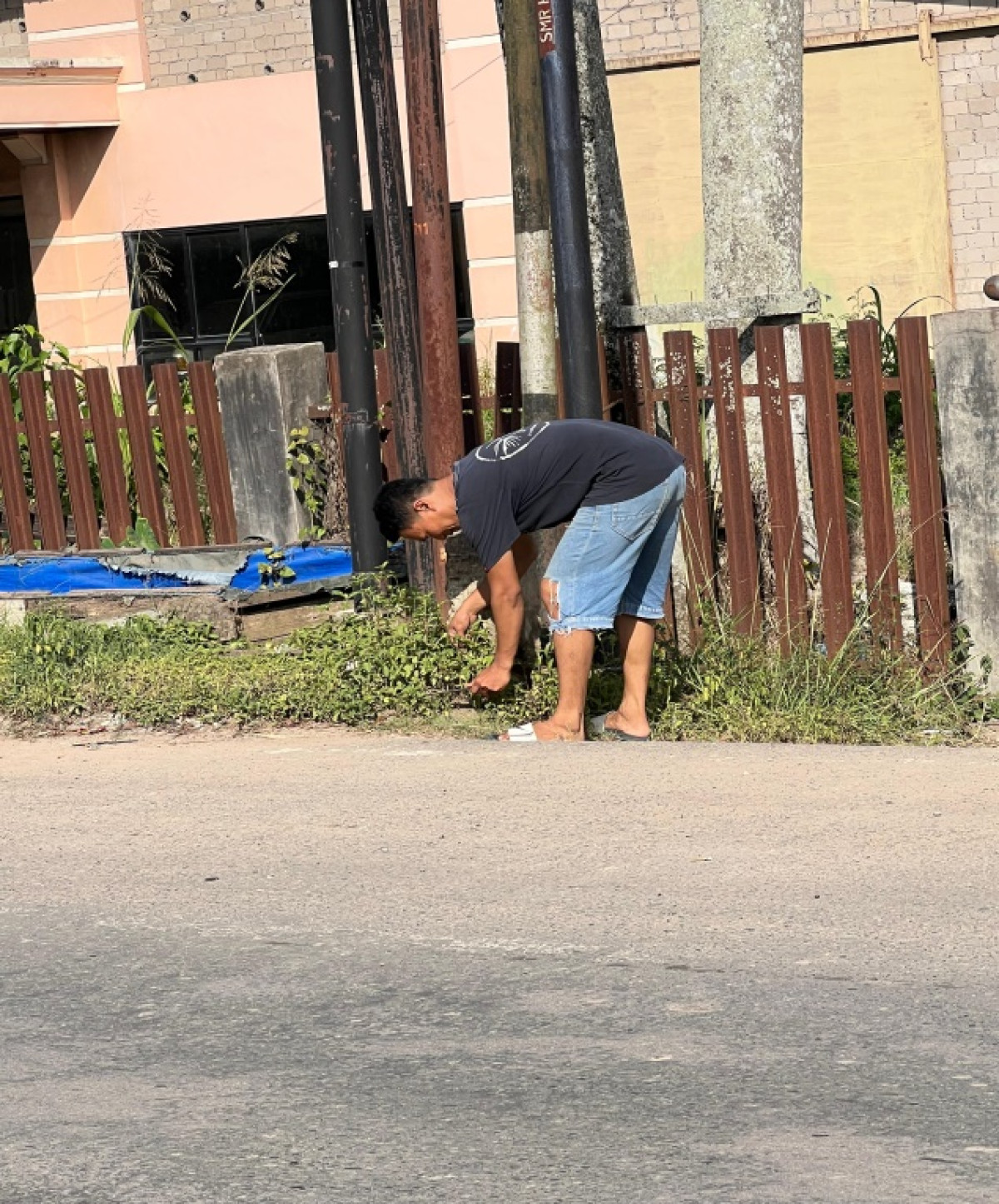 gotong royong pinggir jalan