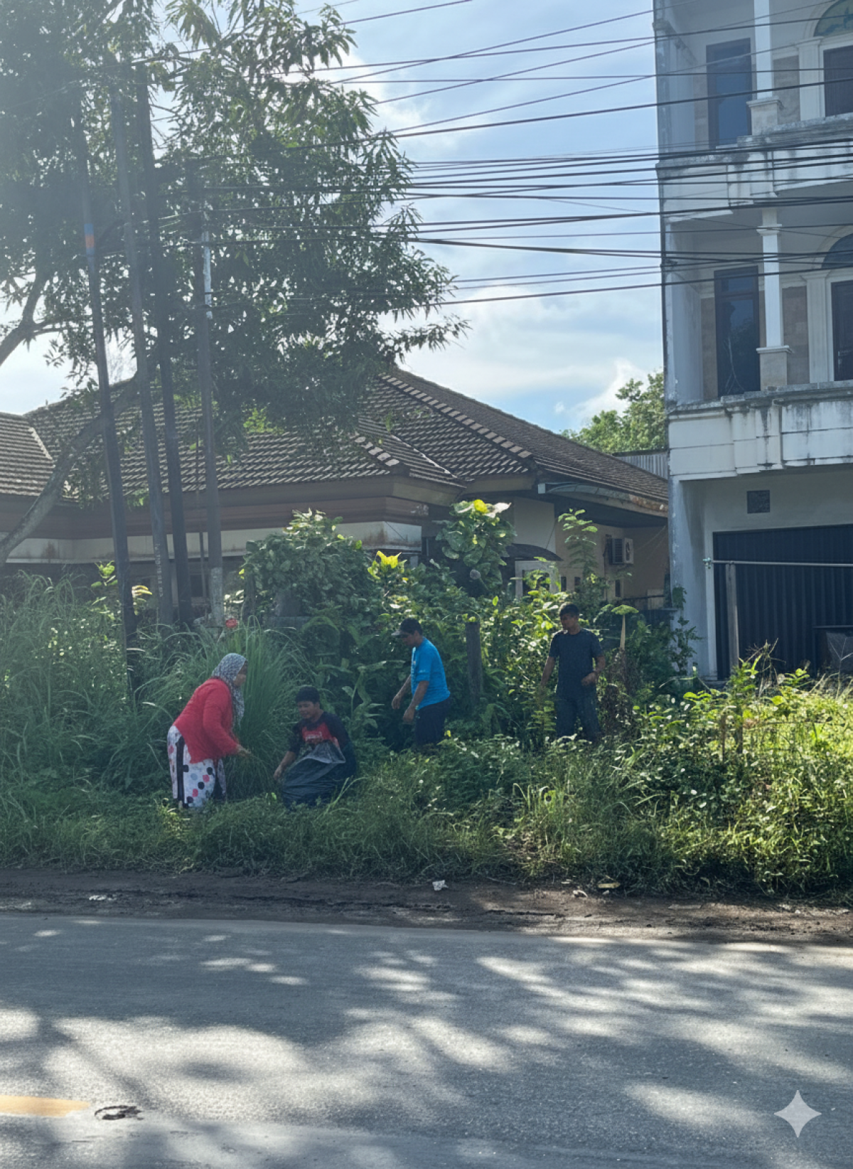gotong royong pinggir jalan