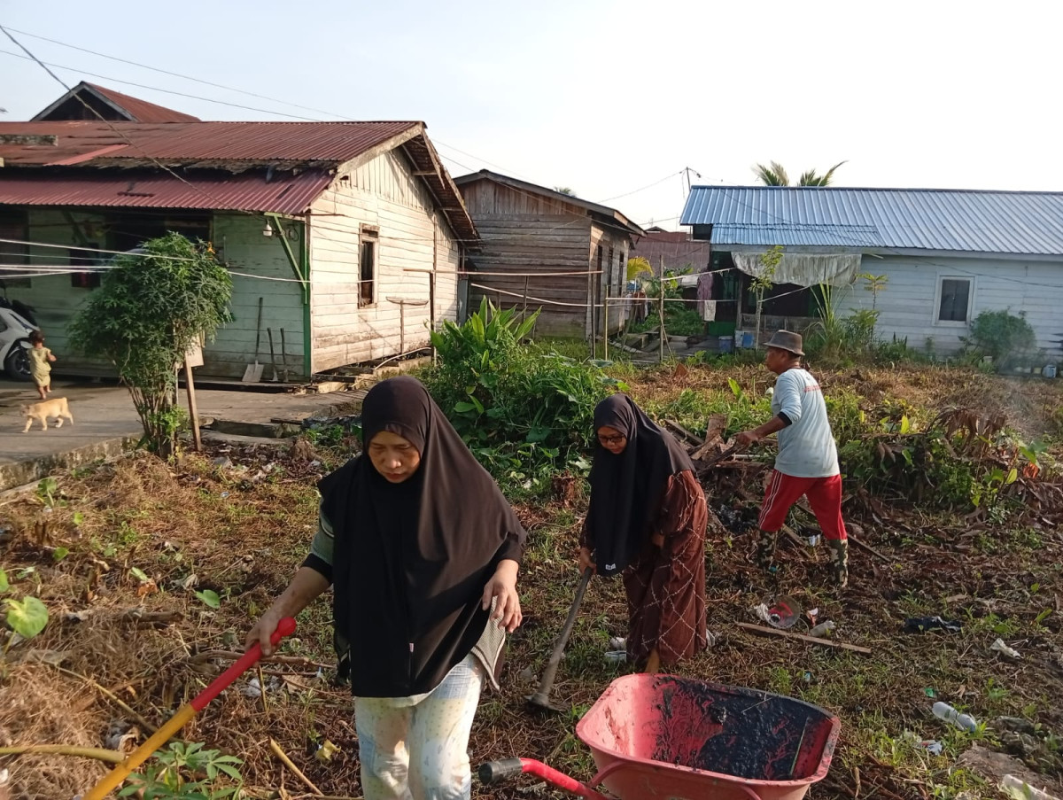 Gotong Royong wilayah Gg. Nyiur RT. 008