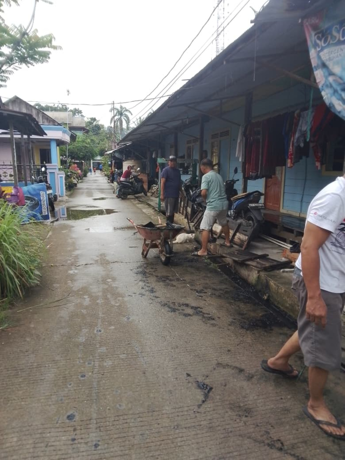 Gotong royong membersihkan lingkungan