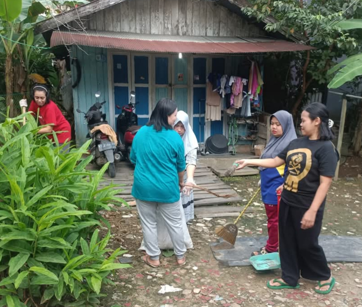 Kerja bakti di gg.muslimin
