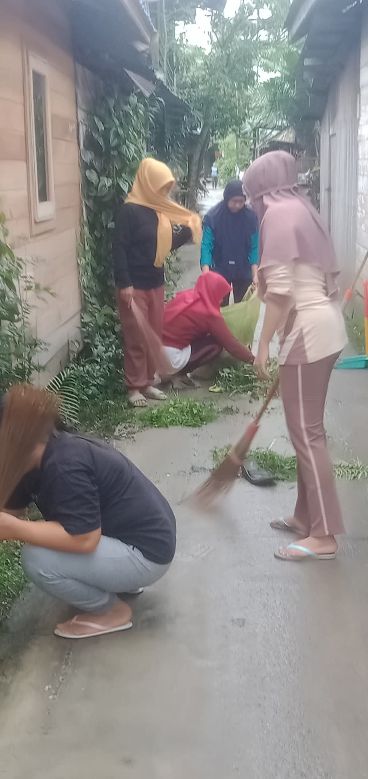 Kerja bakti membersihkan sampah