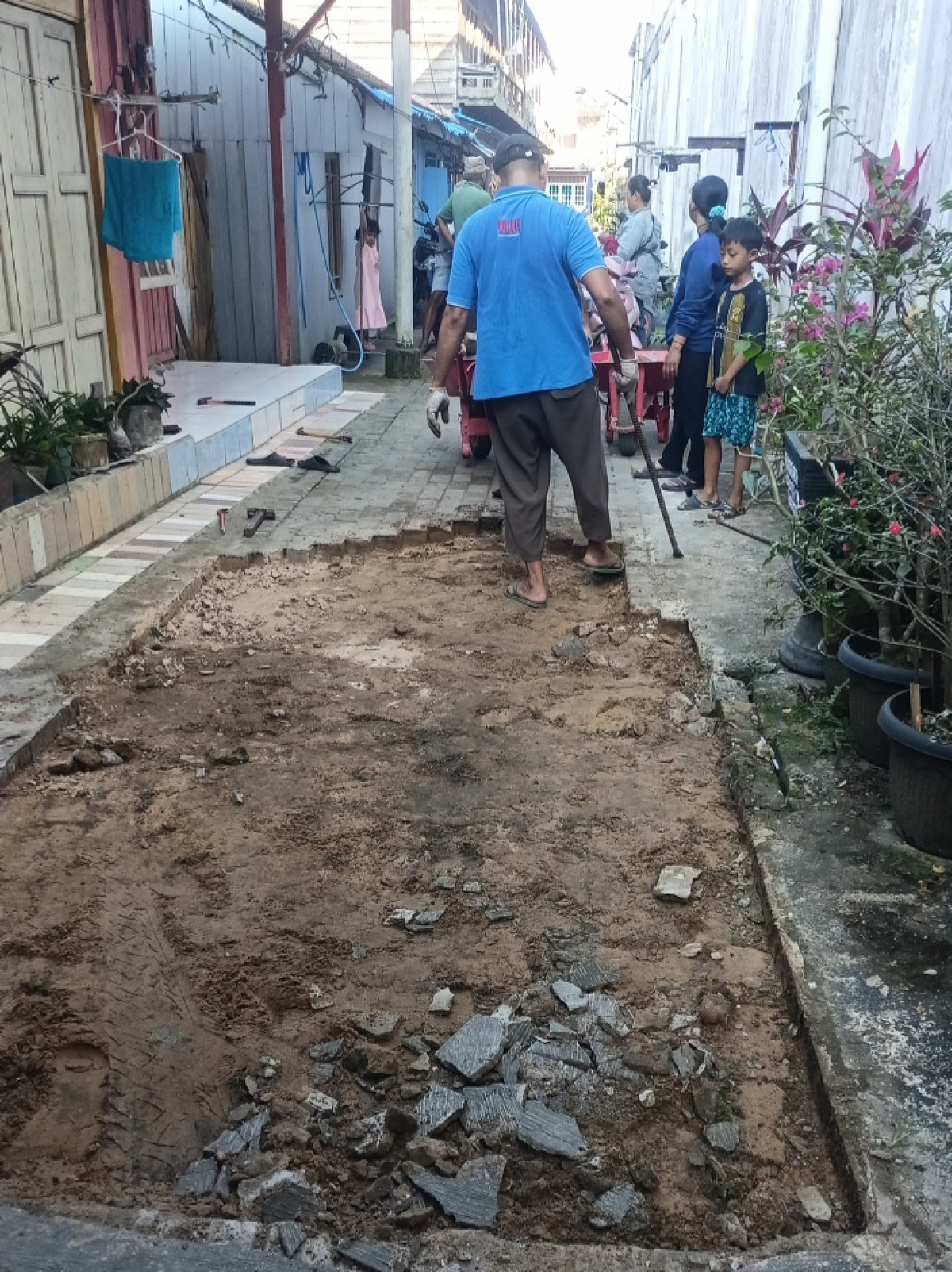 Pembongkaran paving jalan GG sederhana
